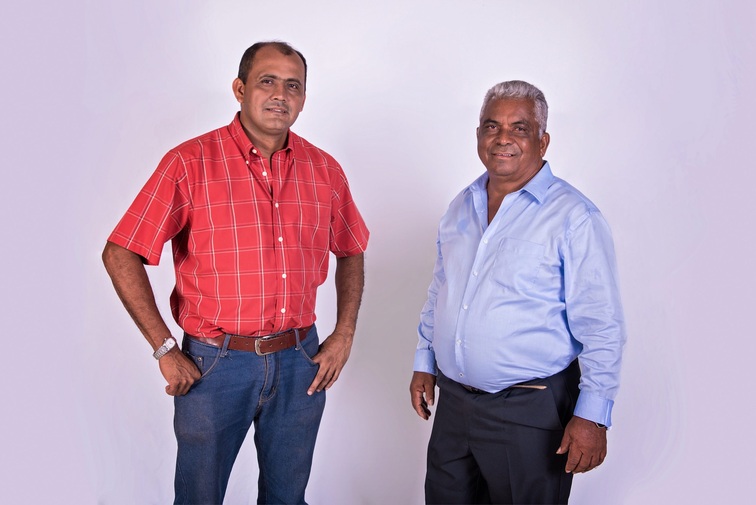 De izquierda a derecha: Arturo Ávila (Departamento de Mantenimiento), Rey Calderón (Conductor)